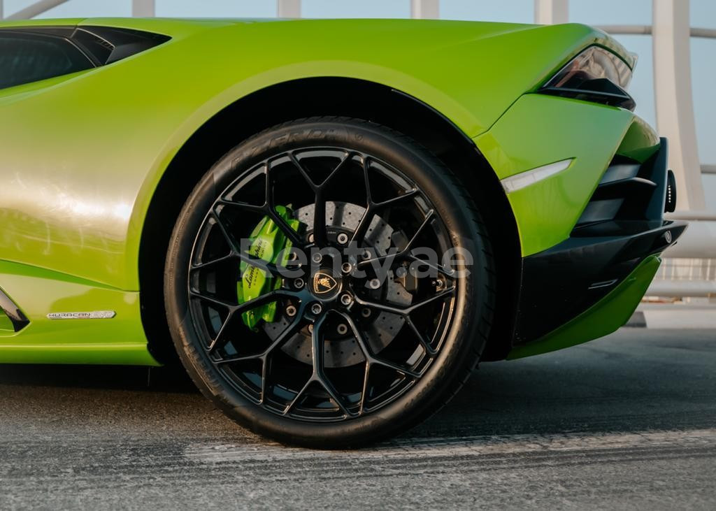 Verde Lamborghini Evo en alquiler en Dubai 2