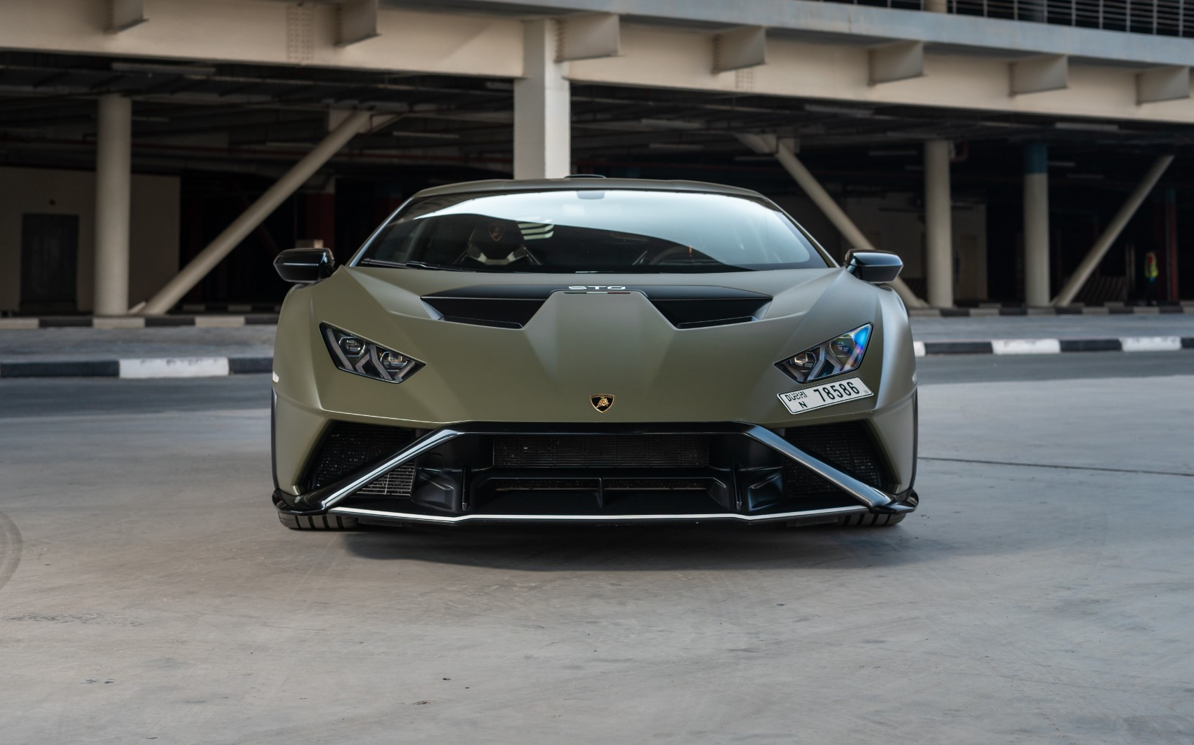 在沙迦租赁绿色 Lamborghini Huracan STO 0