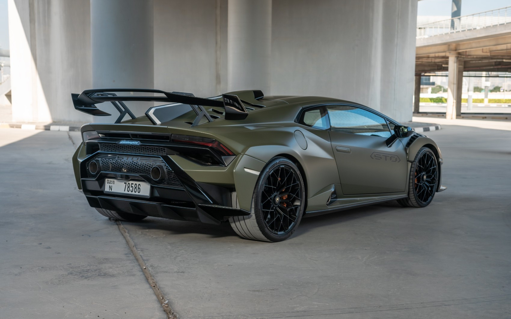 Verde Lamborghini Huracan STO en alquiler en Dubai 2