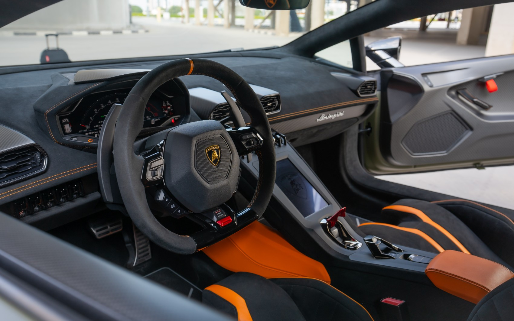 Verde Lamborghini Huracan STO en alquiler en Dubai 4