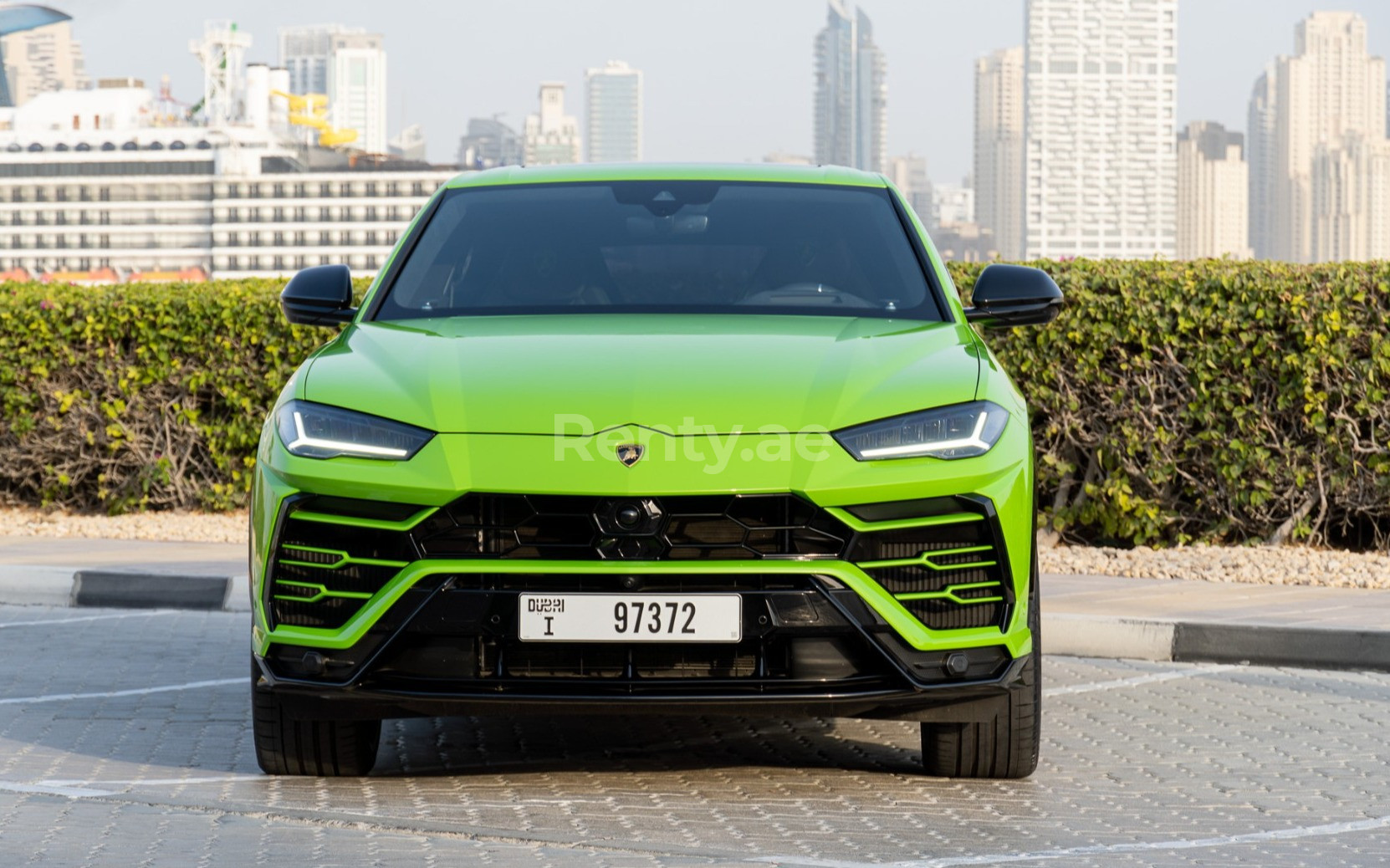 verde Lamborghini Urus in affitto a Dubai