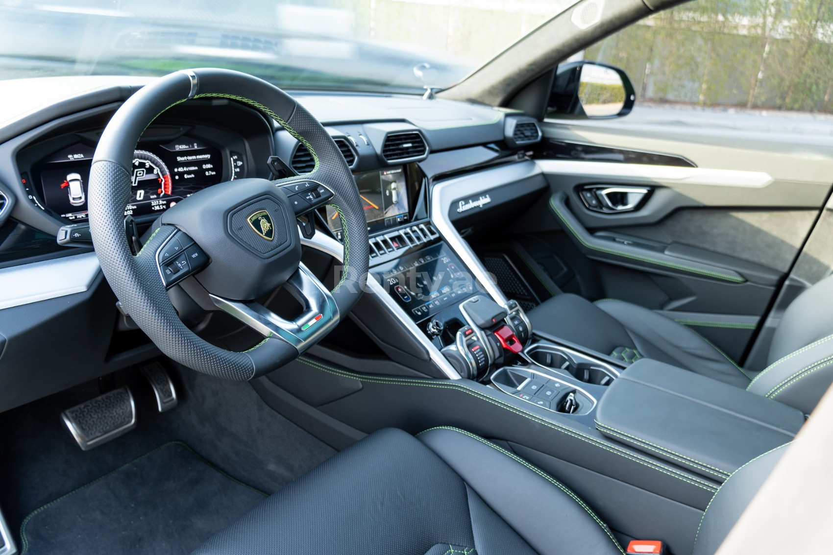 verde Lamborghini Urus in affitto a Dubai 4