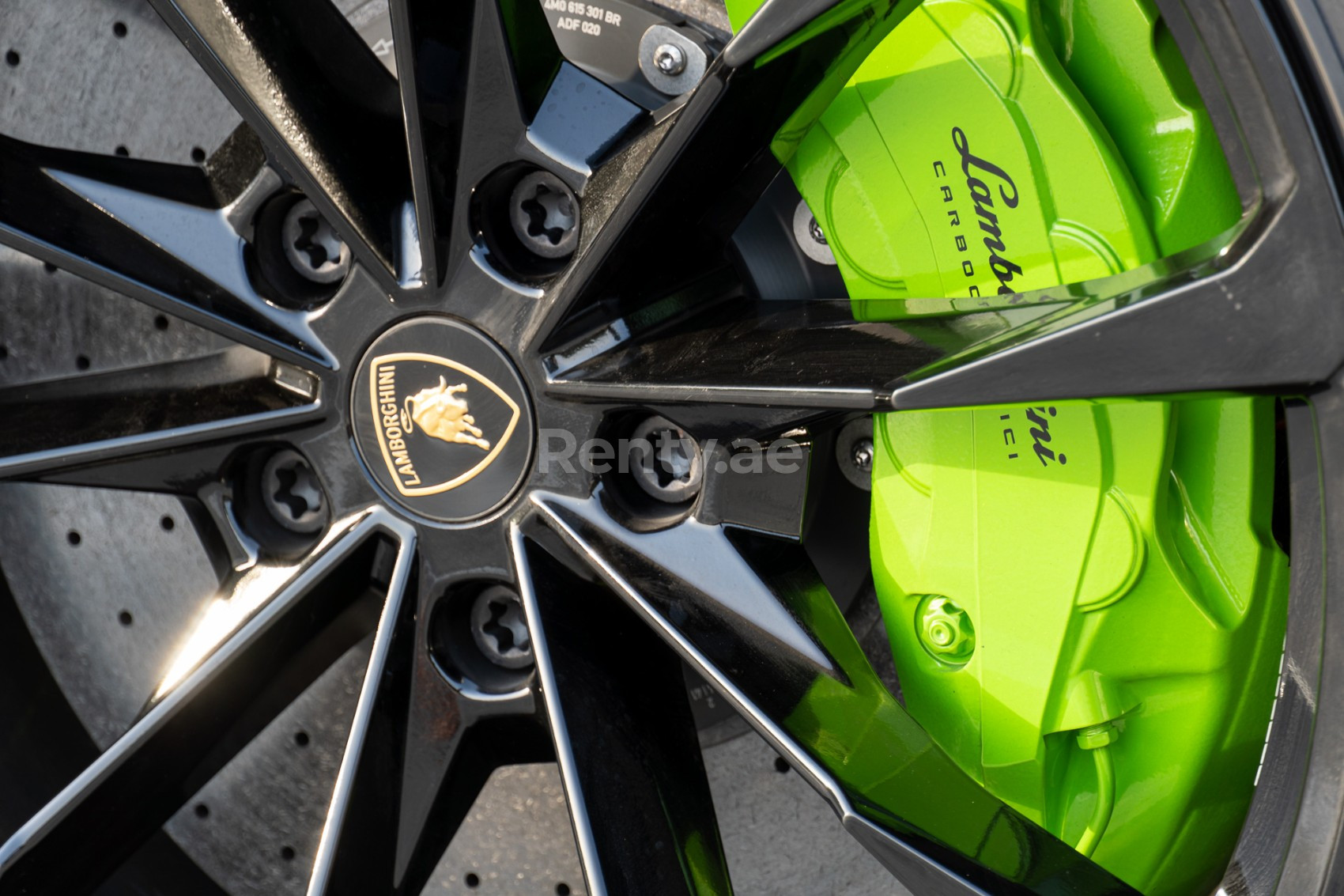 Verde Lamborghini Urus en alquiler en Abu-Dhabi 7