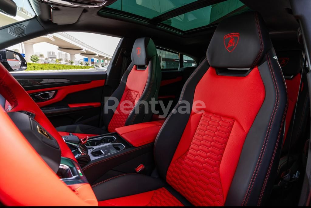 Grise Lamborghini Urus V8TT en location à Abu-Dhabi 3