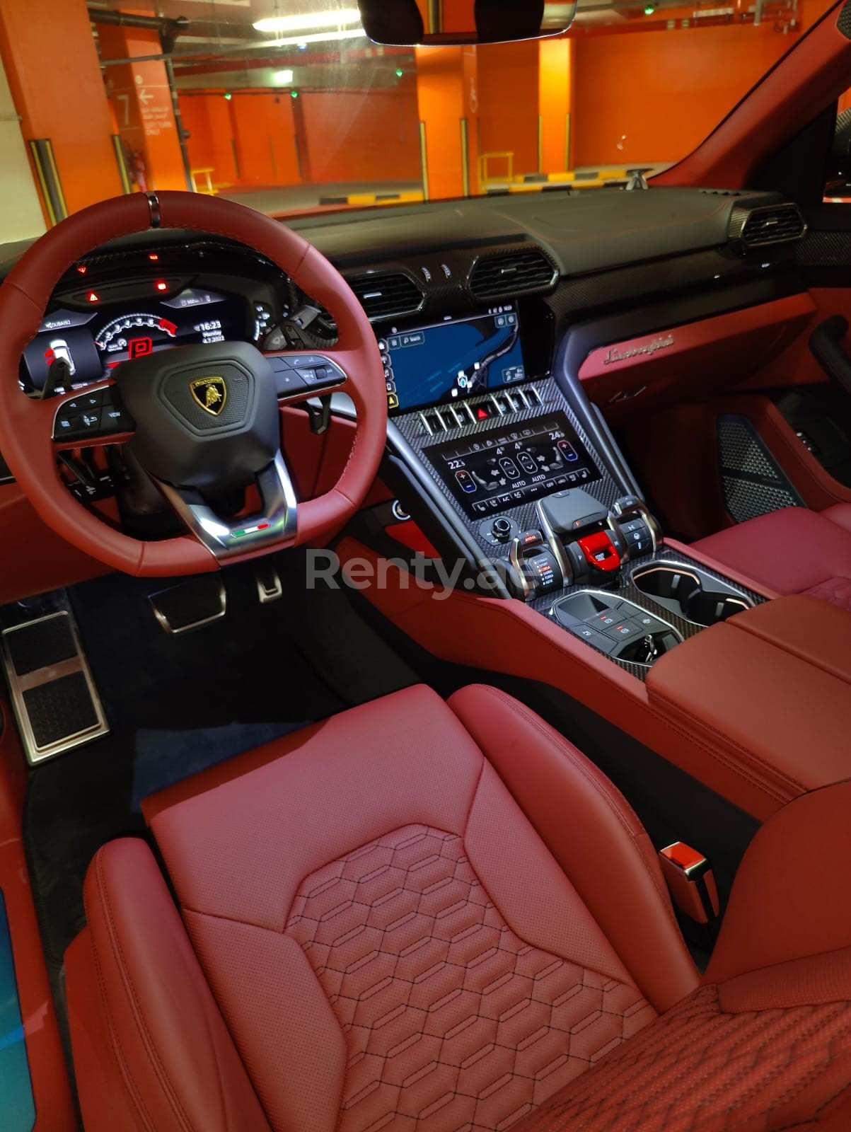 在沙迦租赁绿色 Lamborghini Urus 1