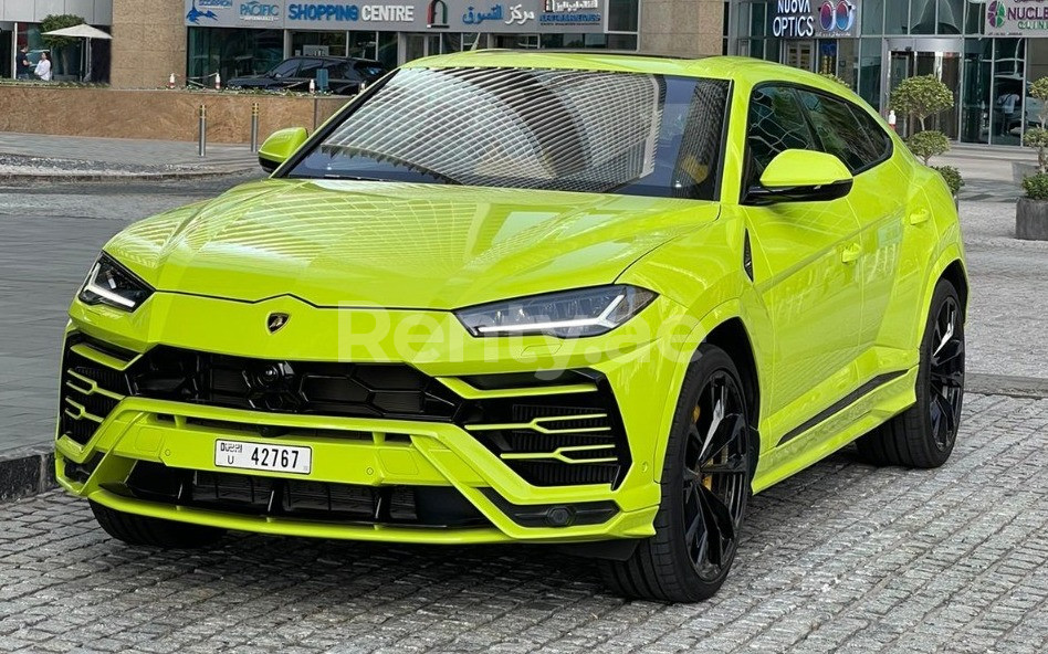 Verde Lamborghini Urus en alquiler en Sharjah