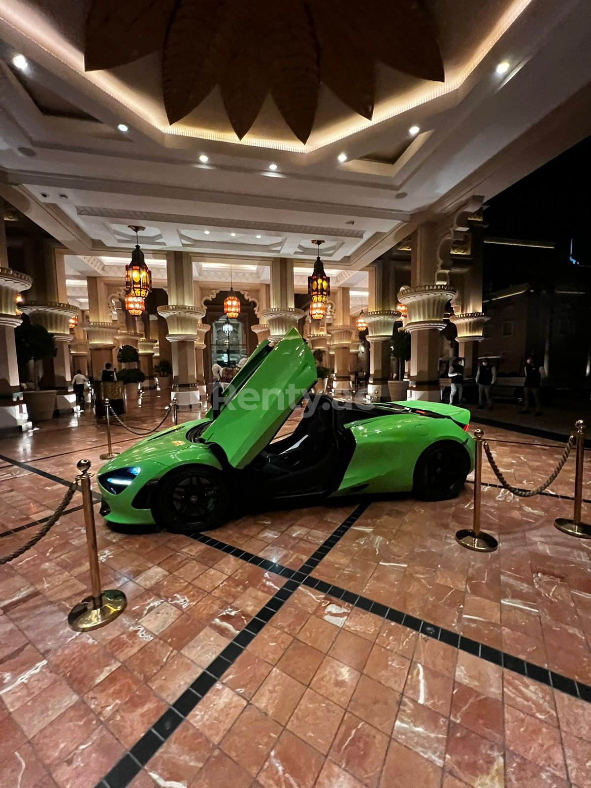 Verte McLaren 720 S en location à Abu-Dhabi 1