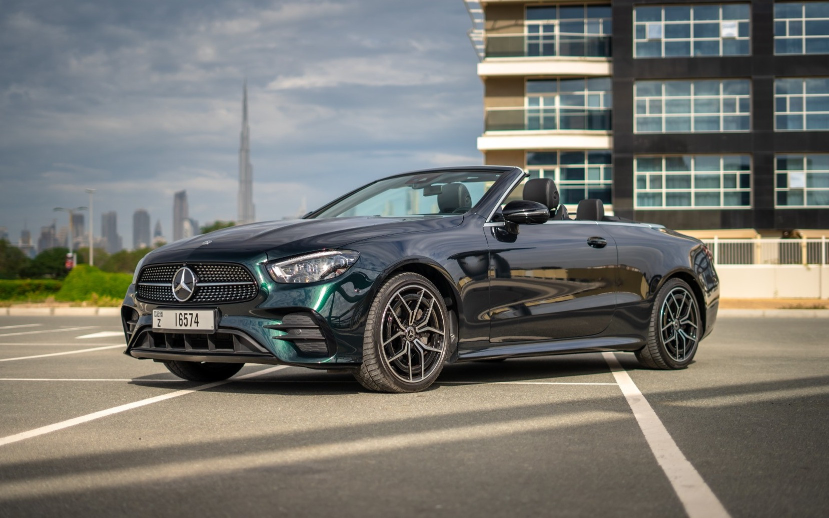 Verde Mercedes E200 Cabrio en alquiler en Dubai