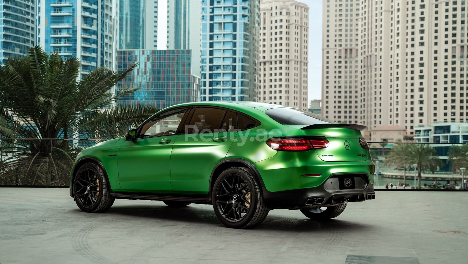 Verde Mercedes GLC 63s en alquiler en Sharjah 0