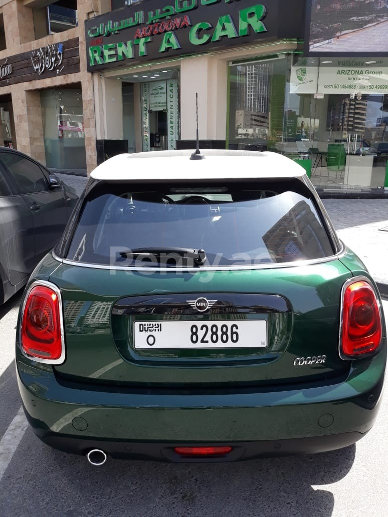 verde Mini Cooper in affitto a Abu-Dhabi 2