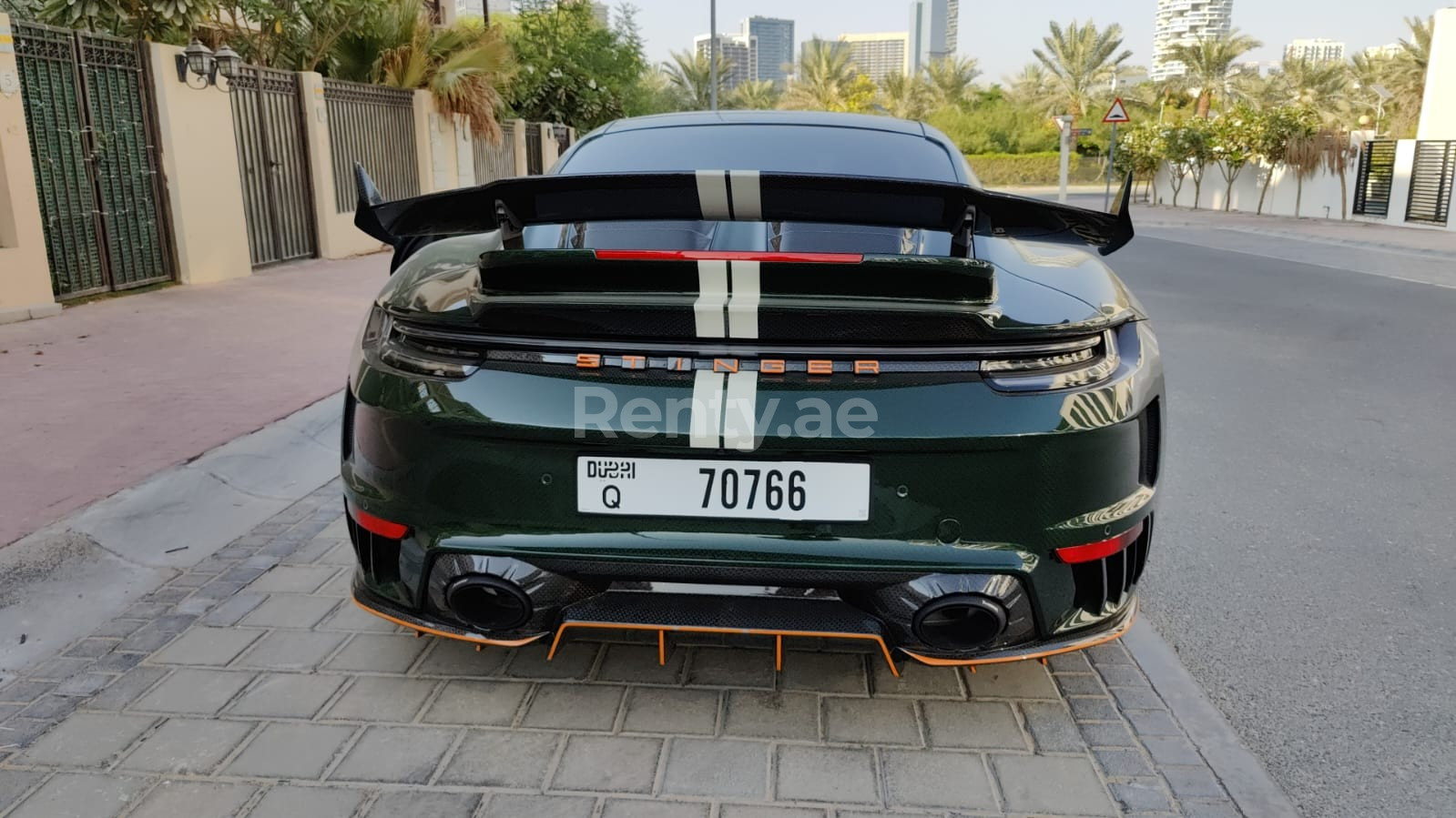 Verde Porsche 911 Carrera Turbo S Top Car en alquiler en Dubai 1