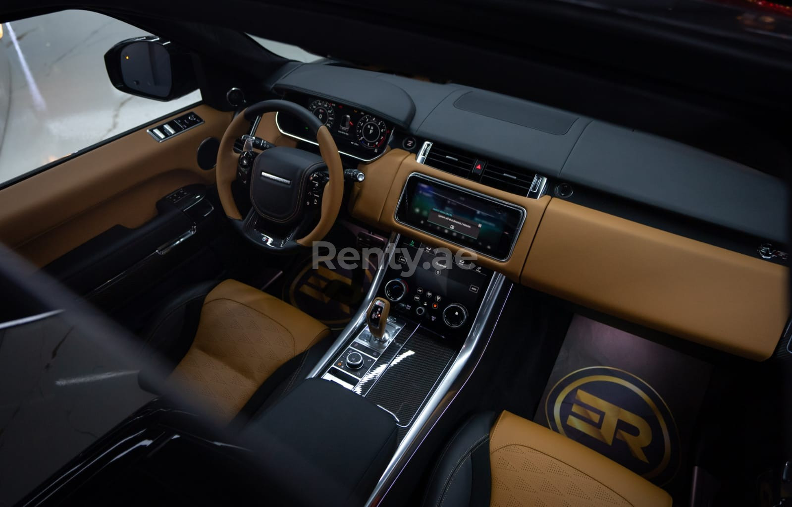 أخضر Range Rover Sport SVR للإيجار في الشارقة 5