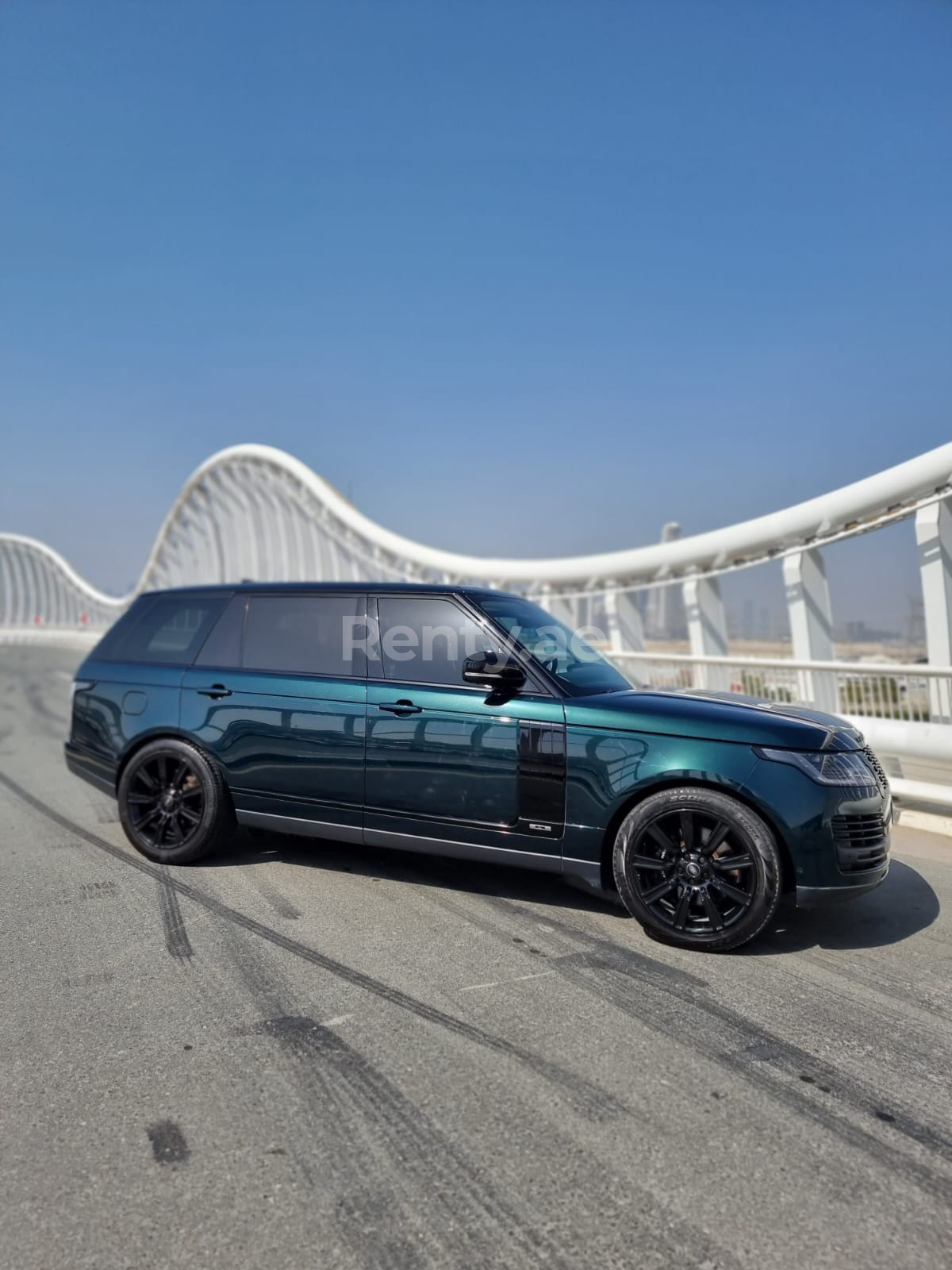 Зеленый Range Rover Vogue L в аренду в Дубай 1