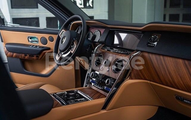 Verde Rolls Royce Cullinan en alquiler en Sharjah 1