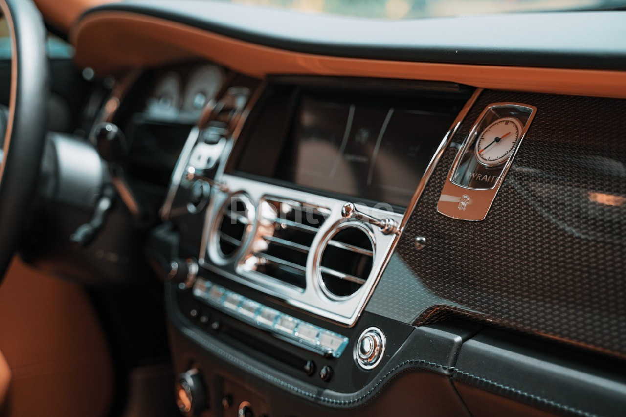 Grün Rolls Royce Wraith zur Miete in Sharjah 4