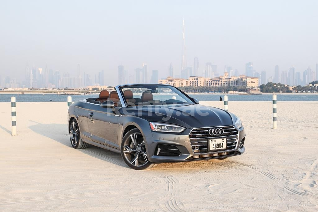 اللون الرمادي Audi A5 2.0T Quattro Convertible للإيجار في أبو ظبي 0