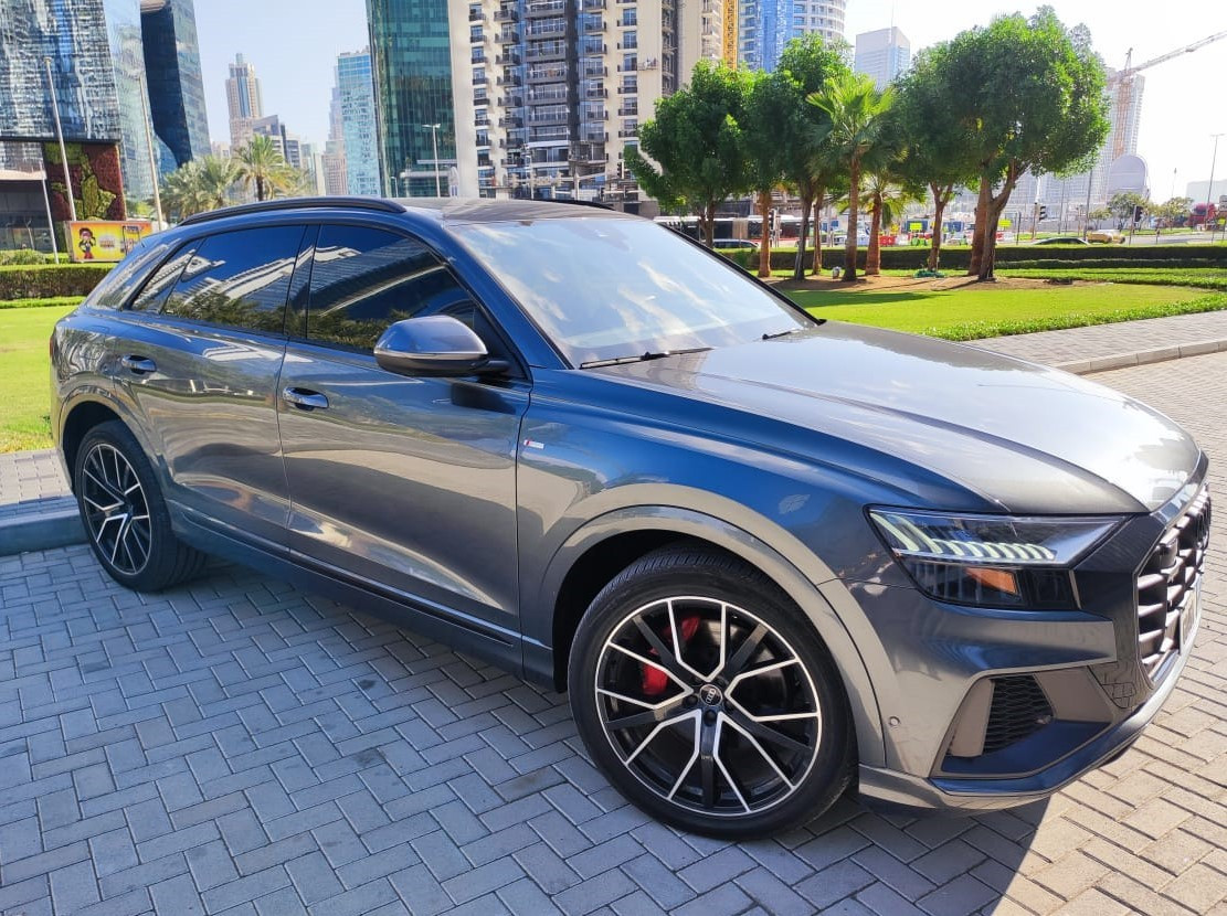 اللون الرمادي Audi Q8 S-LINE للإيجار في دبي 1