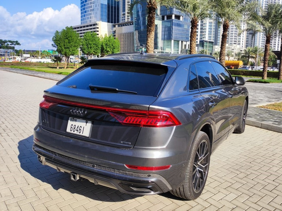 Grigio Audi Q8 S-LINE in affitto a Abu-Dhabi 3