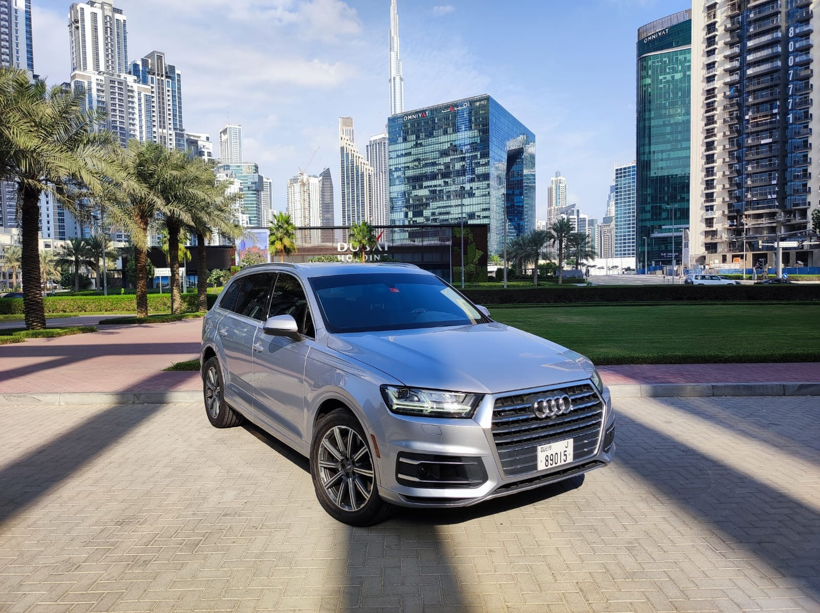 اللون الرمادي Audi Q7 للإيجار في الشارقة 1