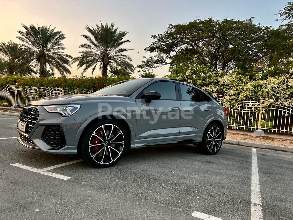 Grau Audi RSQ3 zur Miete in Dubai 2