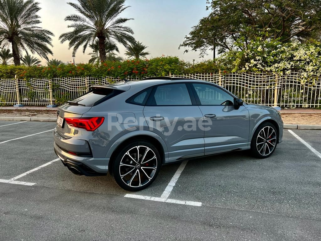 اللون الرمادي Audi RSQ3 للإيجار في دبي 3