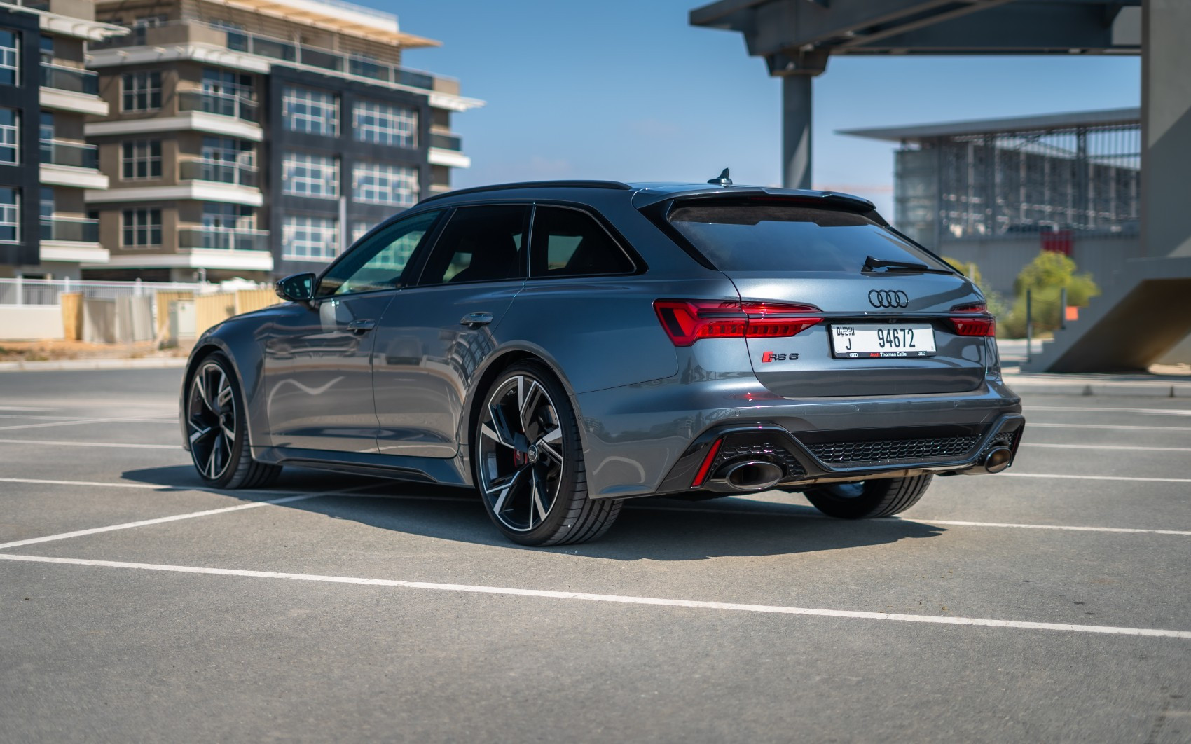 اللون الرمادي Audi RS6 للإيجار في أبو ظبي 2