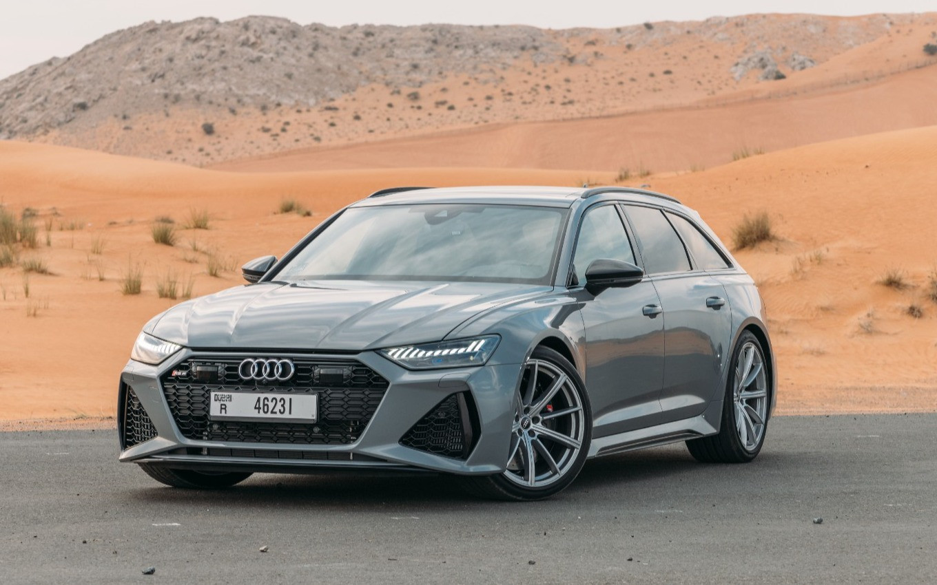 اللون الرمادي Audi RS6 للإيجار في الشارقة