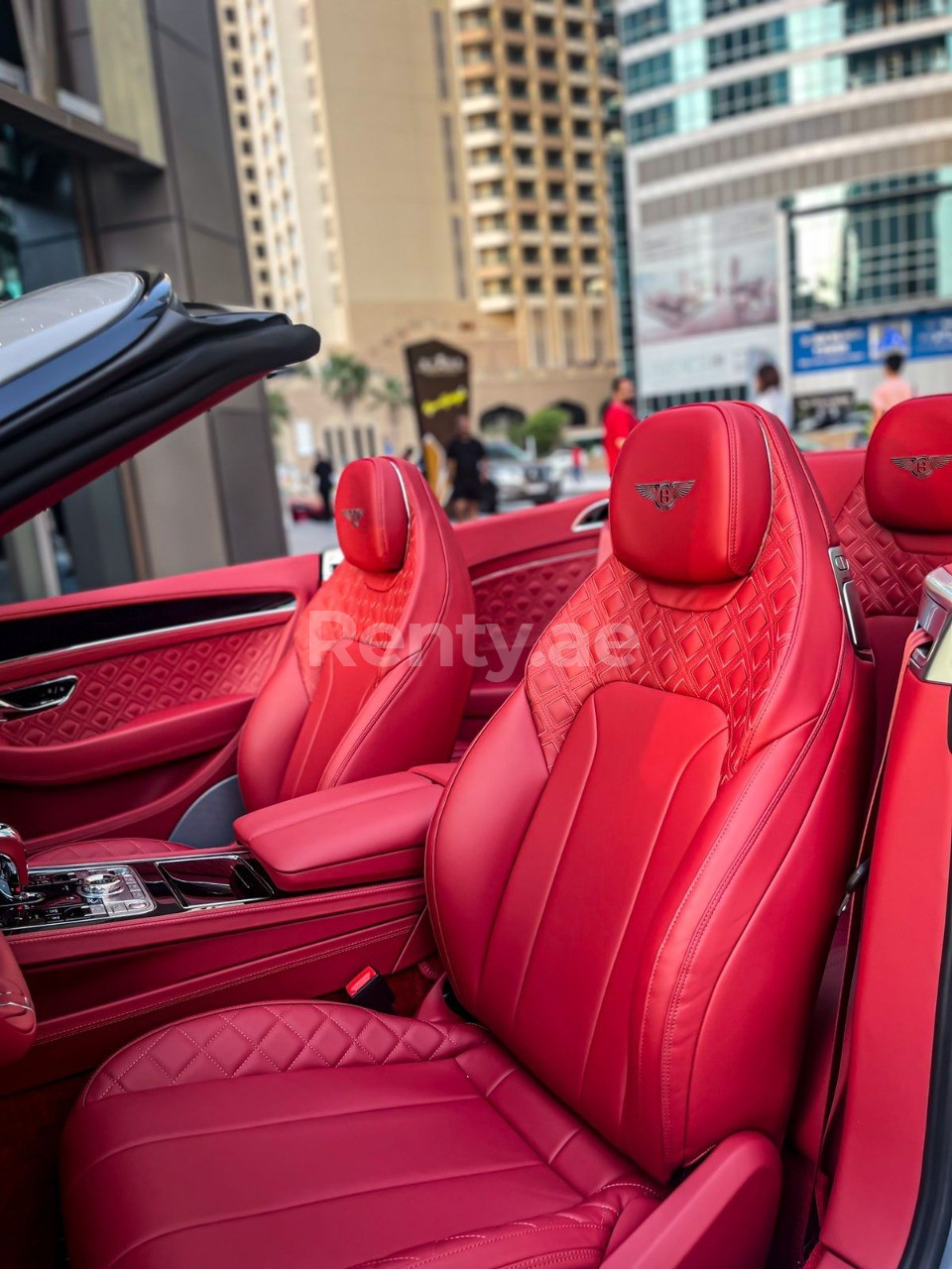 Gris Bentley GT en alquiler en Abu-Dhabi 2