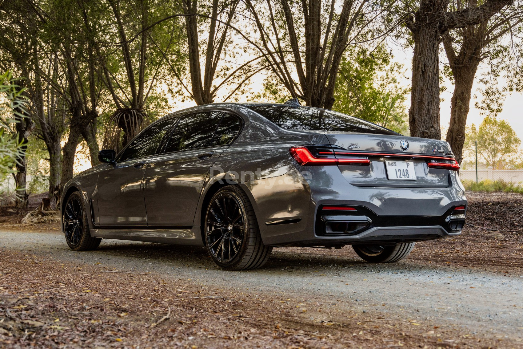 Gris BMW 7 Series en alquiler en Abu-Dhabi 0