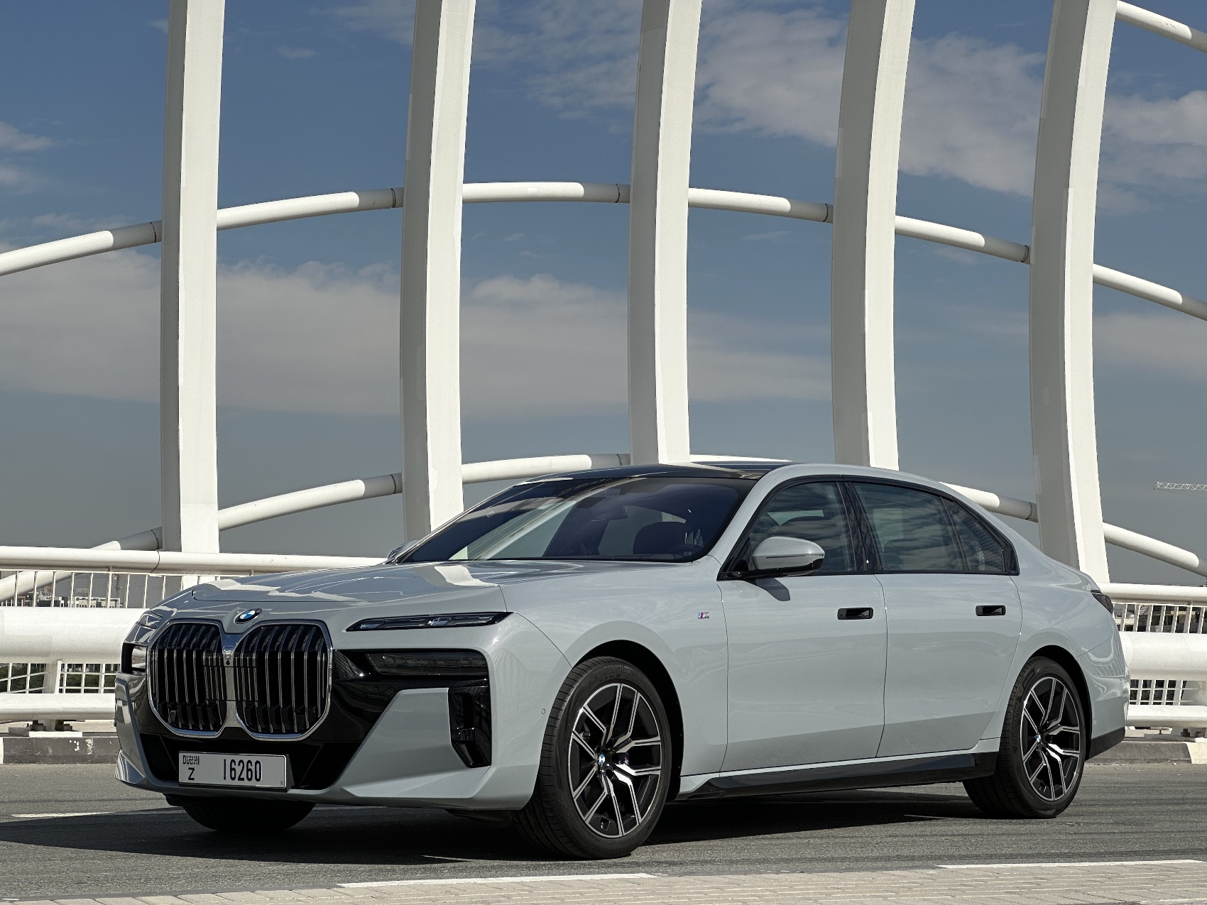 Grau BMW 7 Series zur Miete in Abu-Dhabi 0