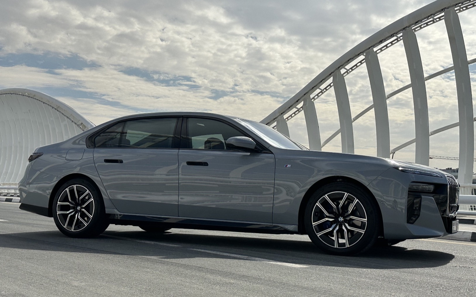 在沙迦租赁灰色 BMW 7 Series