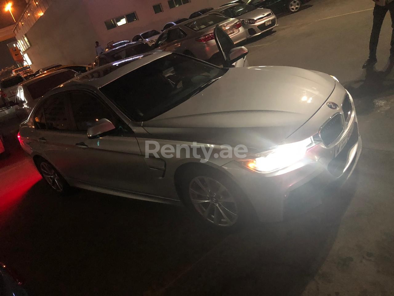 Gris BMW 3 Series en alquiler en Sharjah 1