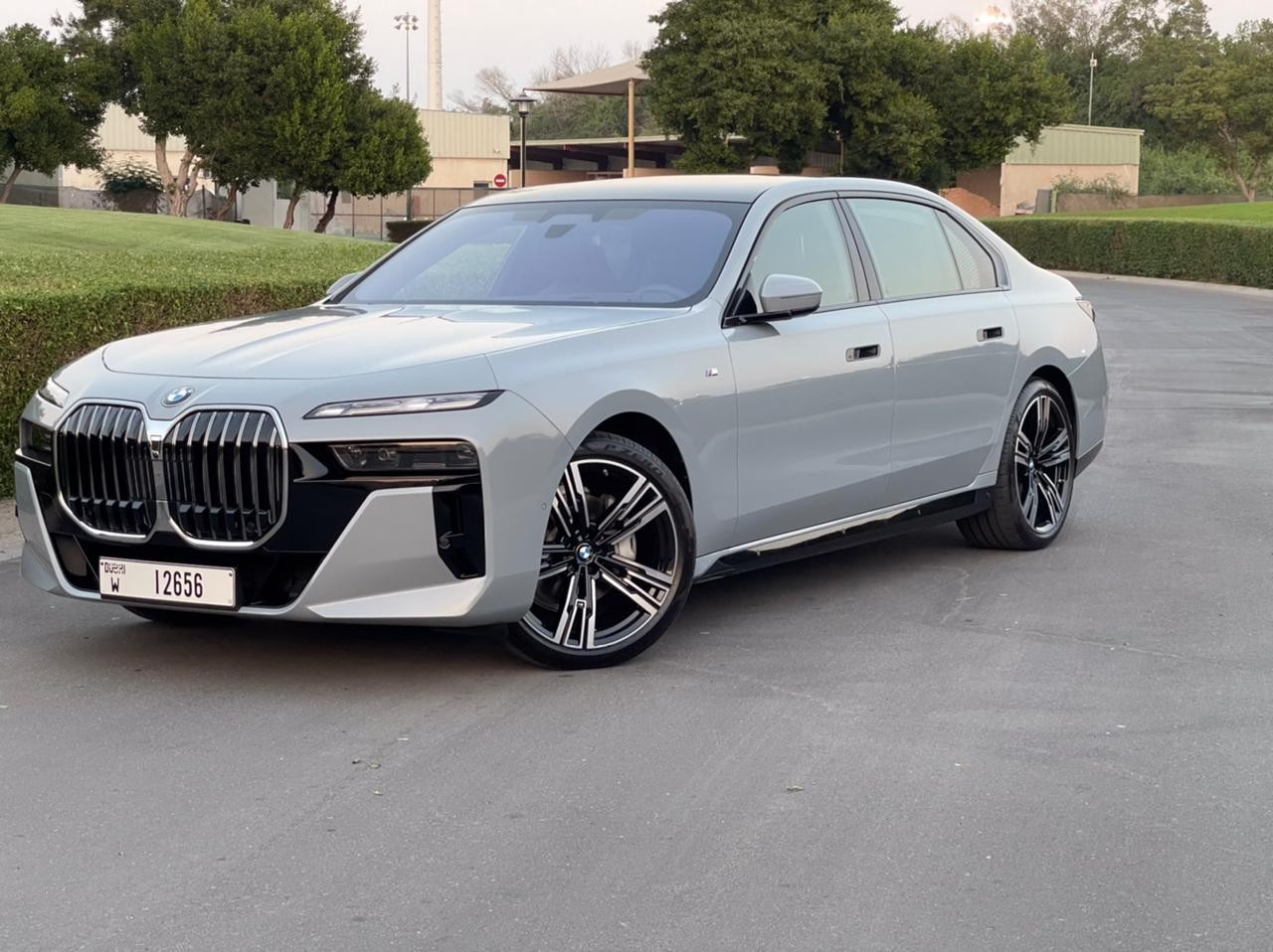 اللون الرمادي BMW 740Li للإيجار في الشارقة 0