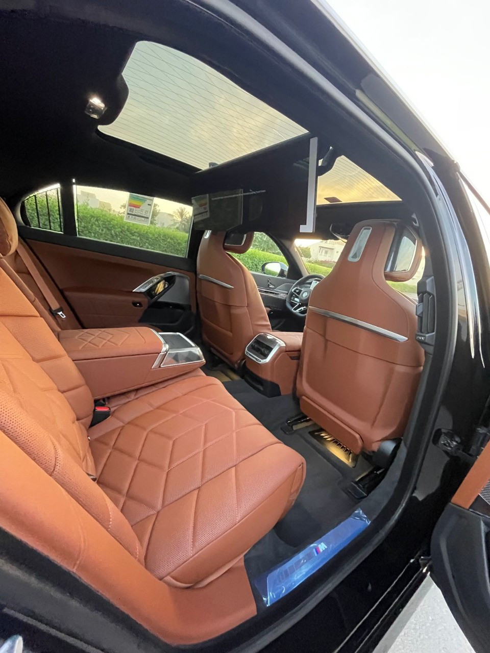 Grigio BMW 740Li in affitto a Abu-Dhabi 3