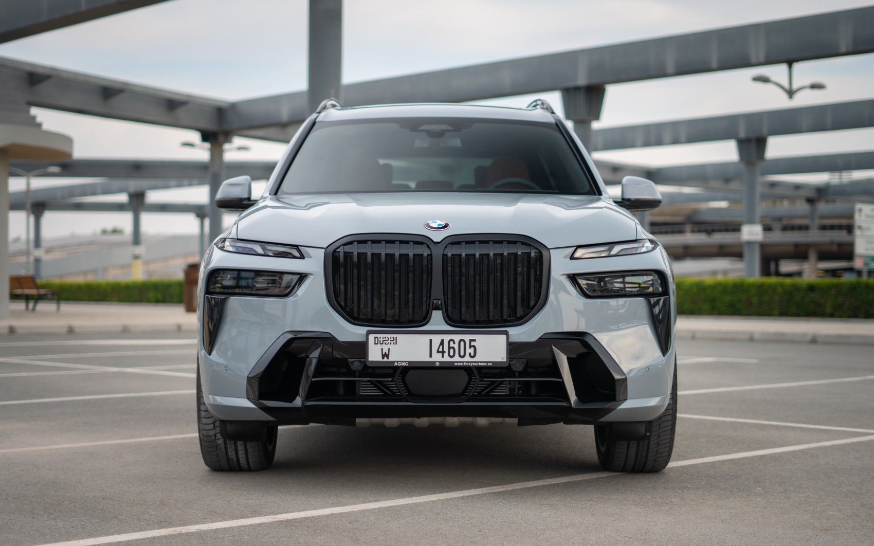 Grau BMW X7 40i zur Miete in Sharjah 0