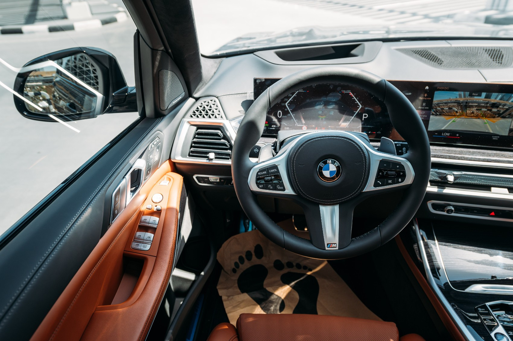 Grigio BMW X7 40i in affitto a Abu-Dhabi 4