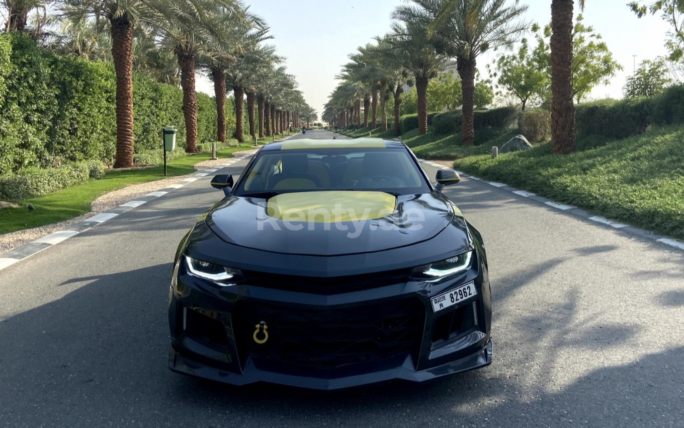 Grau Chevrolet Camaro zur Miete in Dubai