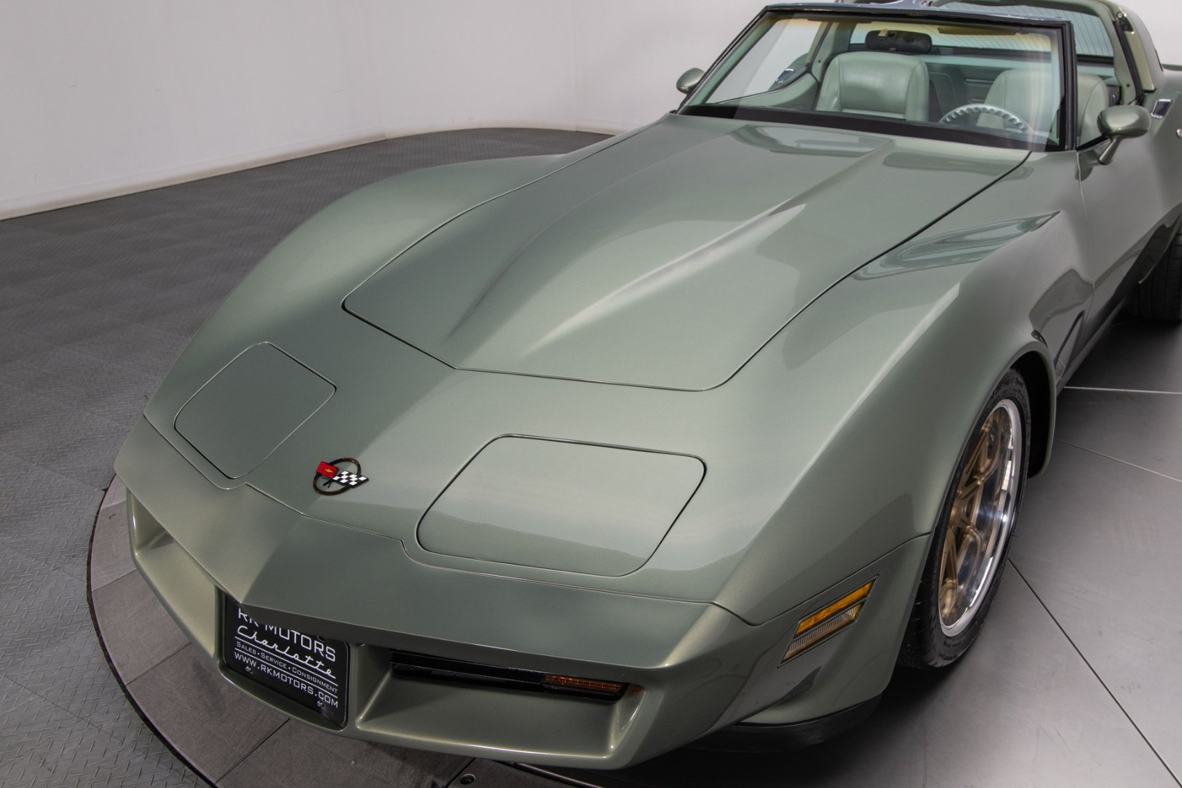 اللون الرمادي Chevrolet Corvette للإيجار في أبو ظبي 1