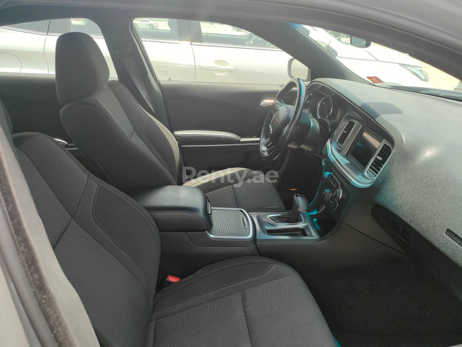 Grigio Dodge Charger in affitto a Abu-Dhabi 5