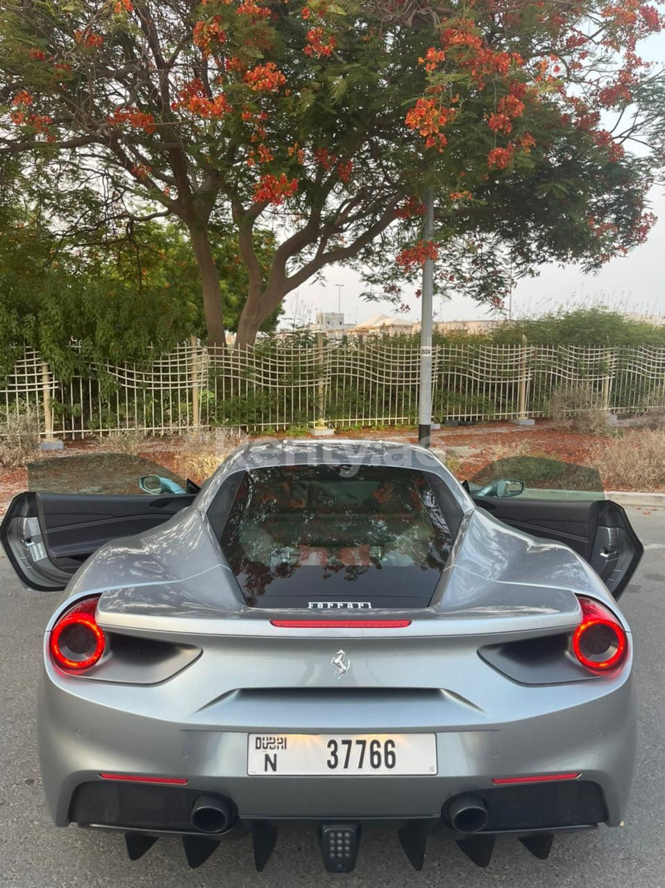 اللون الرمادي Ferrari 488 GTB للإيجار في دبي 2