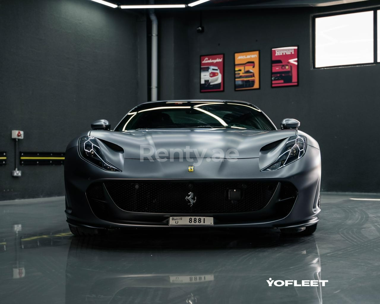 Grigio Ferrari 812 GTS in affitto a Abu-Dhabi 0