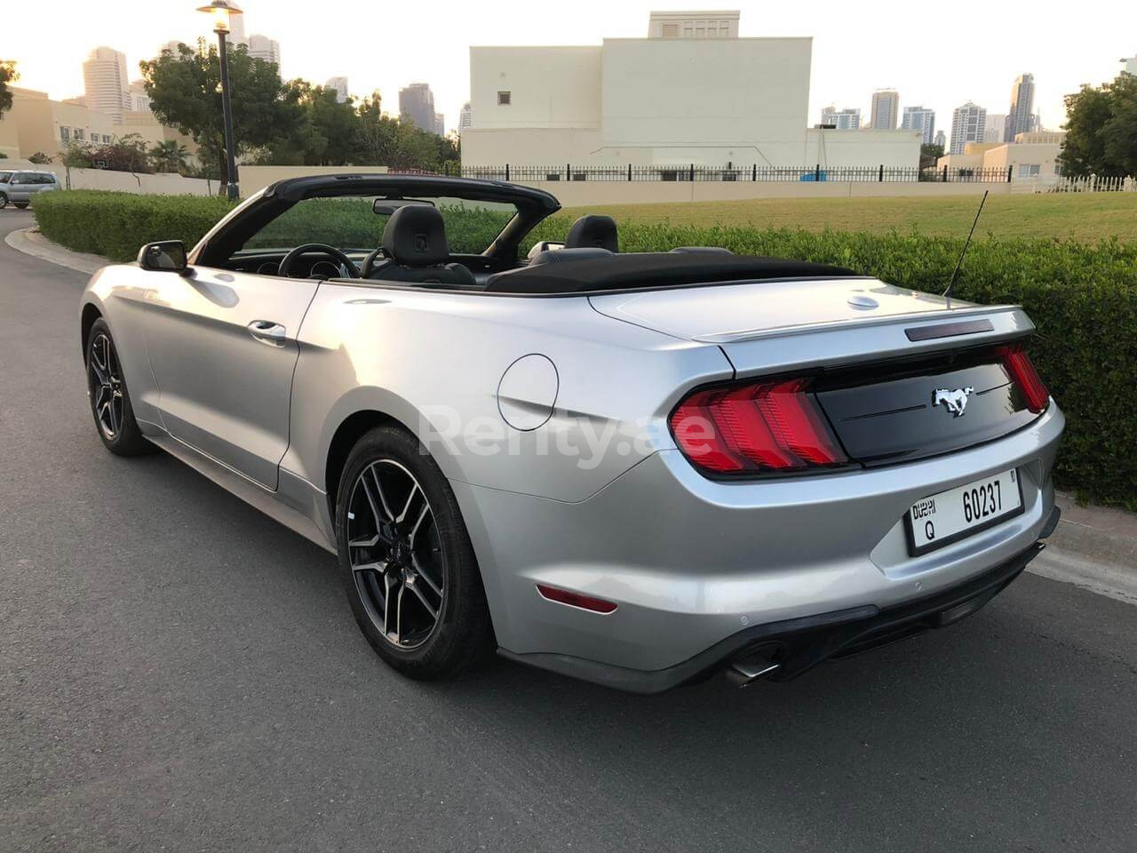 在迪拜租赁灰色 Ford Mustang 1