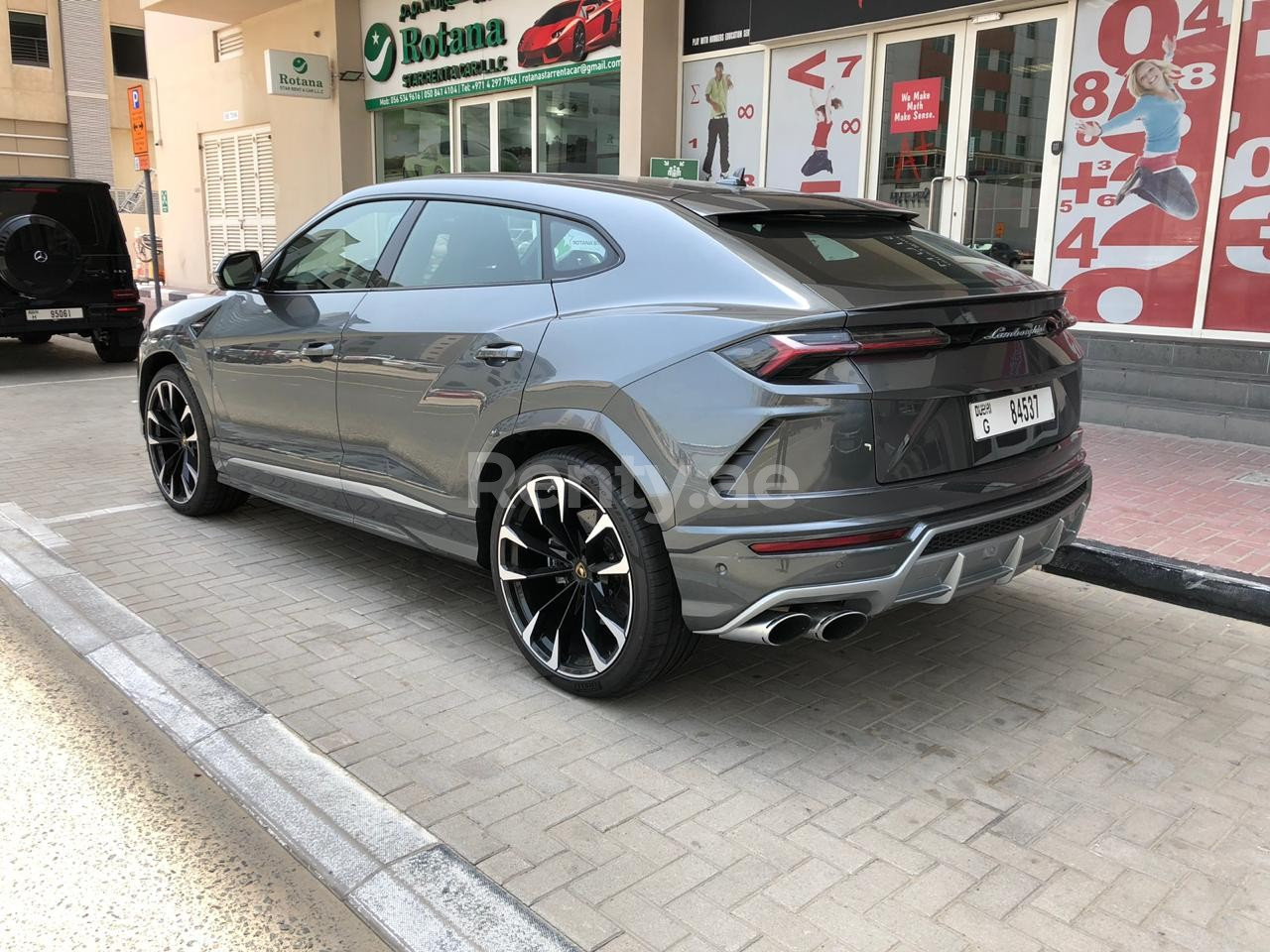 在阿布扎比租赁灰色 Lamborghini Urus 6