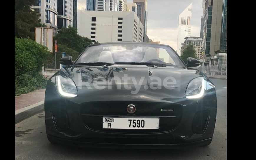 اللون الرمادي Jaguar F-Type للإيجار في الشارقة