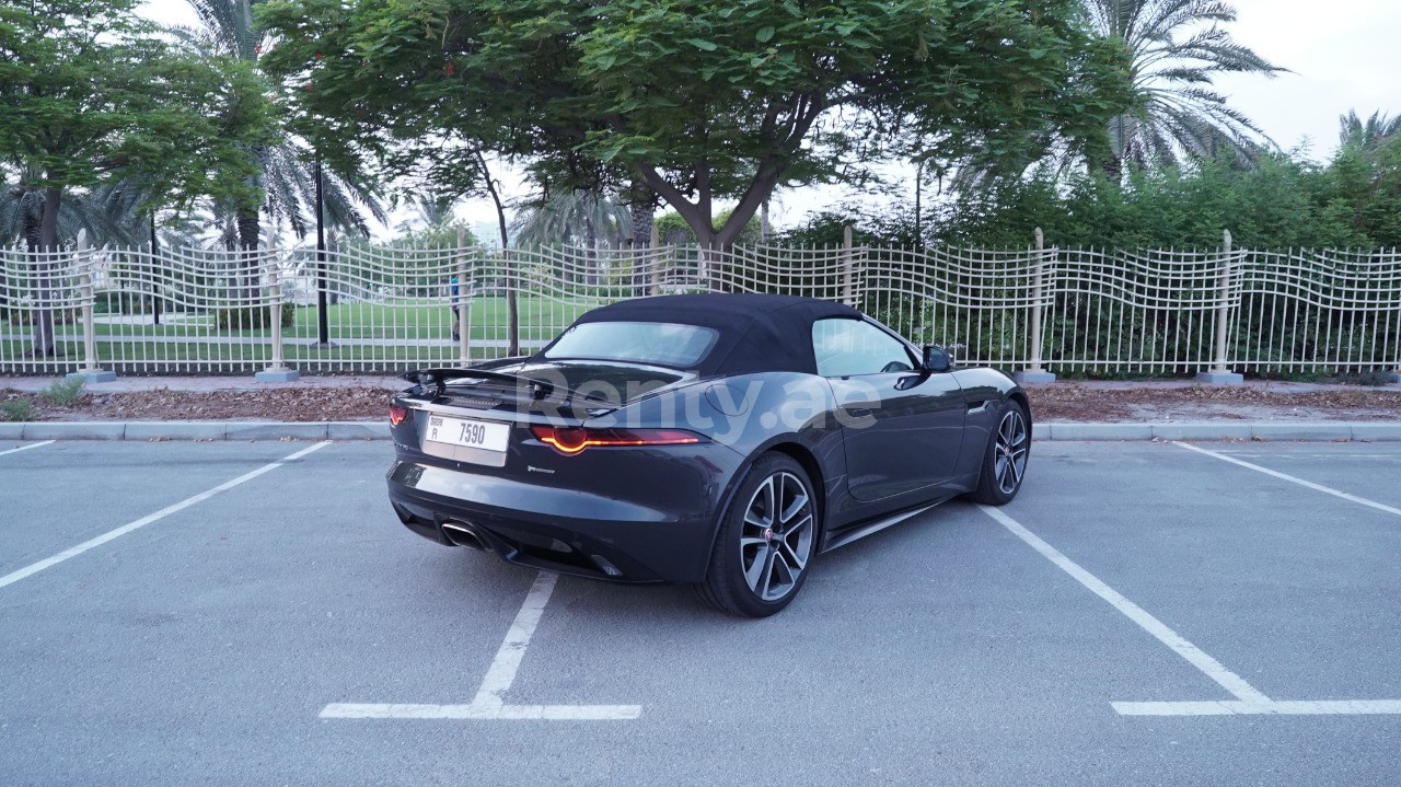 Grigio Jaguar F-Type in affitto a Dubai 4