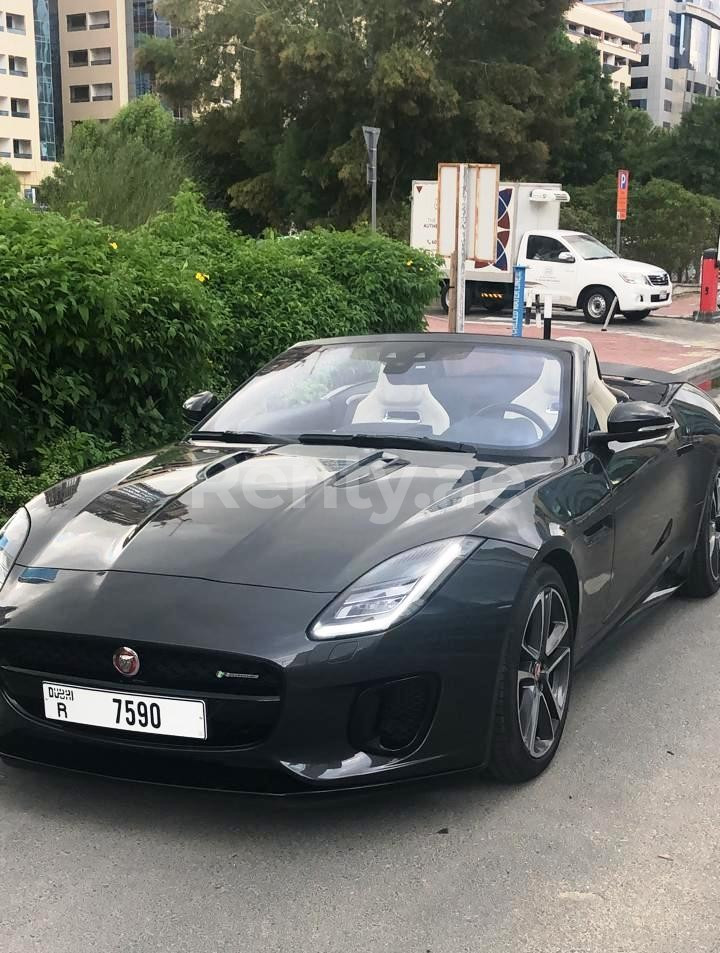 Gris Jaguar F-Type en alquiler en Dubai 5