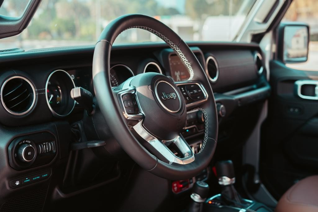 Silber Jeep Wrangler Rubicon zur Miete in Abu-Dhabi 3