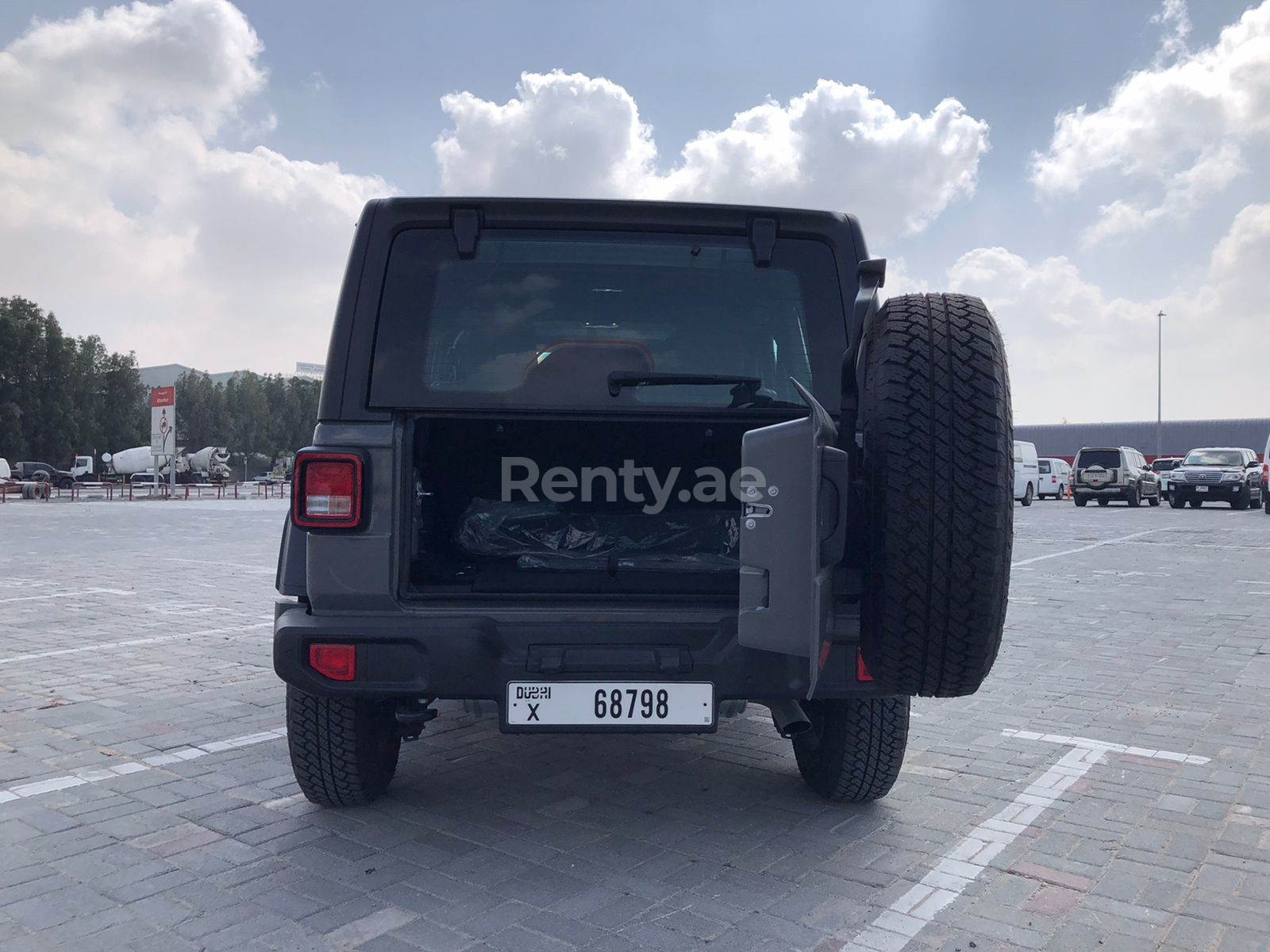 Gris Jeep Wrangler Unlimited Sports en alquiler en Dubai 3