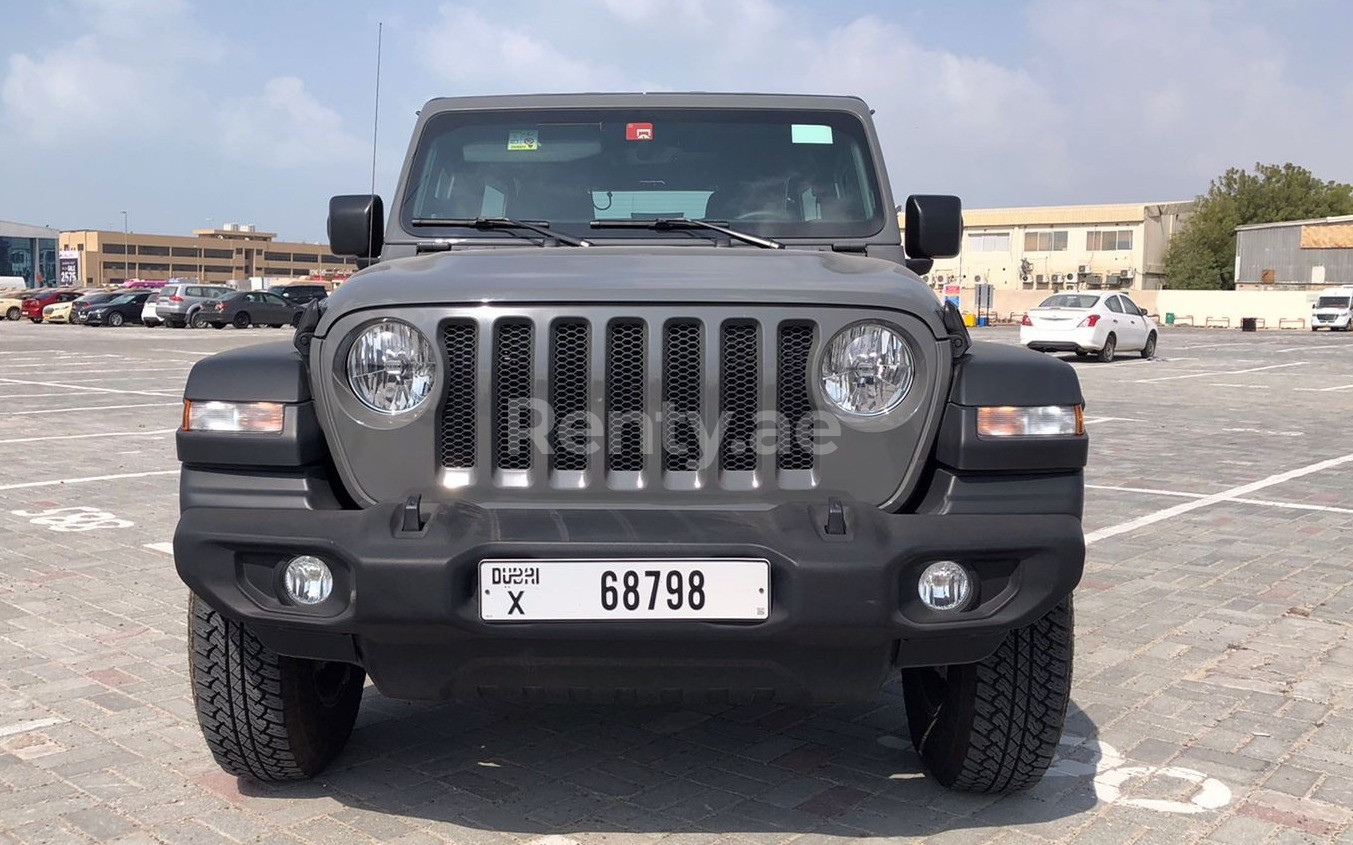 Grise Jeep Wrangler Unlimited Sports en location à Abu-Dhabi