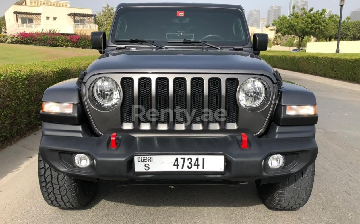 Grise Jeep Wrangler en location à Sharjah